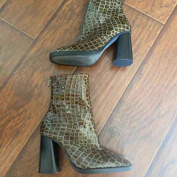 L’intervalle shiny croc heeled boot - Picture 4 of 6